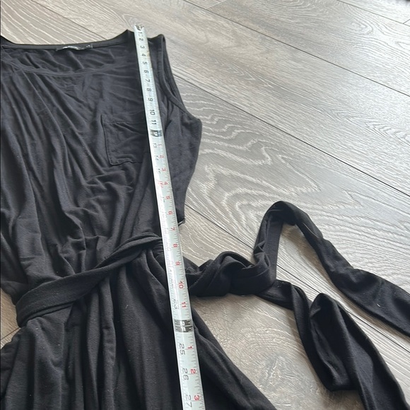 Elegant Black Sleeveless Dress - Picture 5 of 6